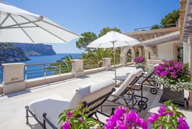 Luxury Villa for rent with sea view and sea access