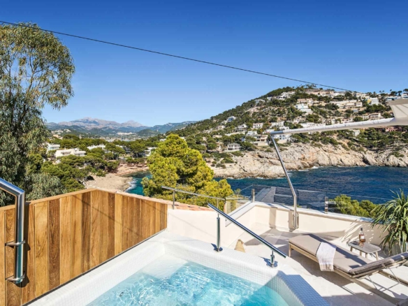 Fabulous end-terraced house with rooftop terrace
