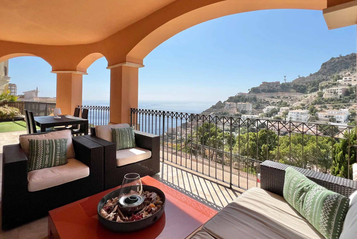 Luxury Apartment with Sea View